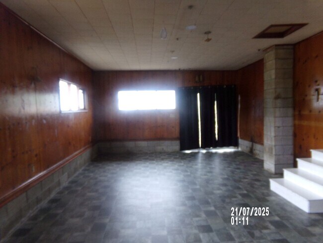 Building Photo - 3bd 2ba with 4 garages