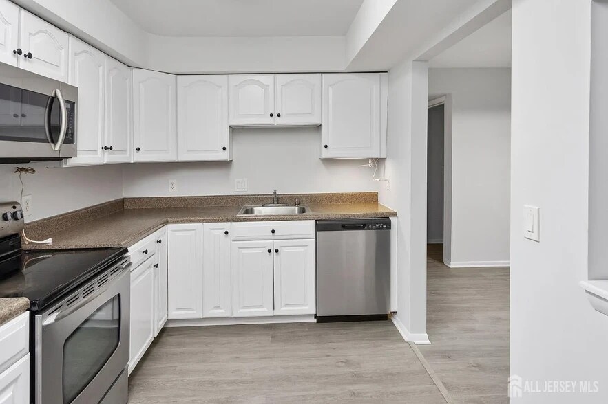 Building Photo - 3231 Sayre Dr