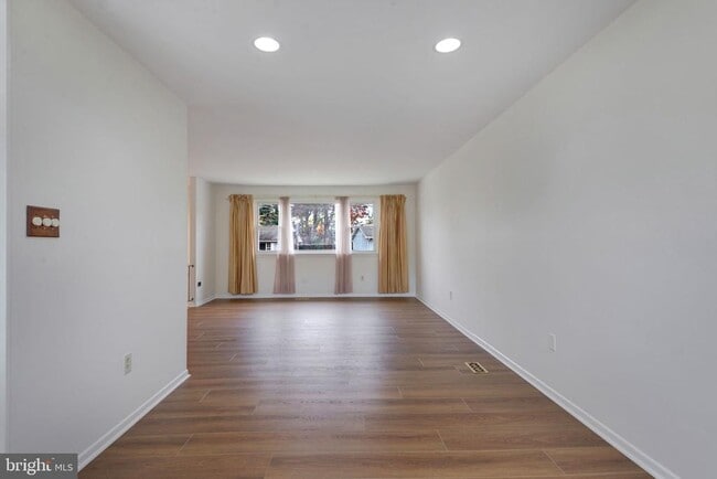 Building Photo - 852 Birchwood Ct