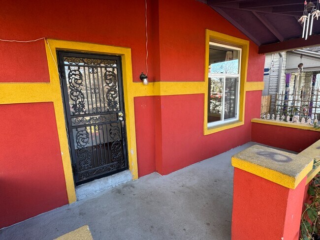 Building Photo - Classic Denver Home: 3 Beds, Updated Kitchen, Private Yard, Parking