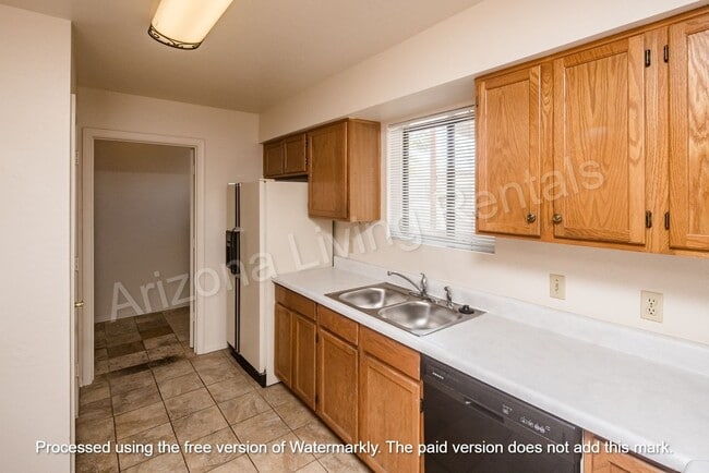Building Photo - MOVE IN SPECIAL $800 OFF
