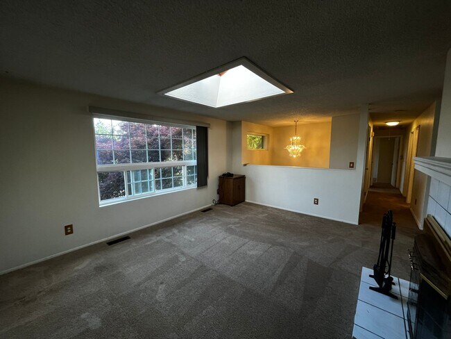 Building Photo - Excellent location at an affordable price!