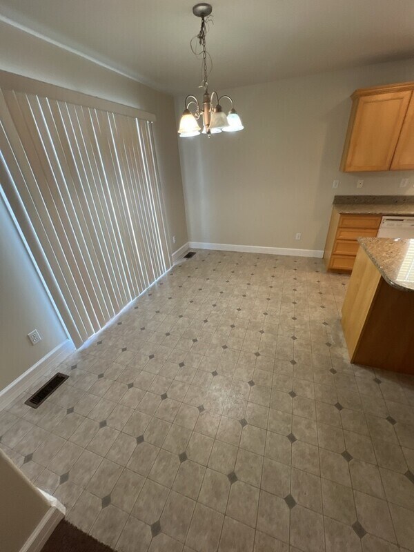 Building Photo - 943 450 E