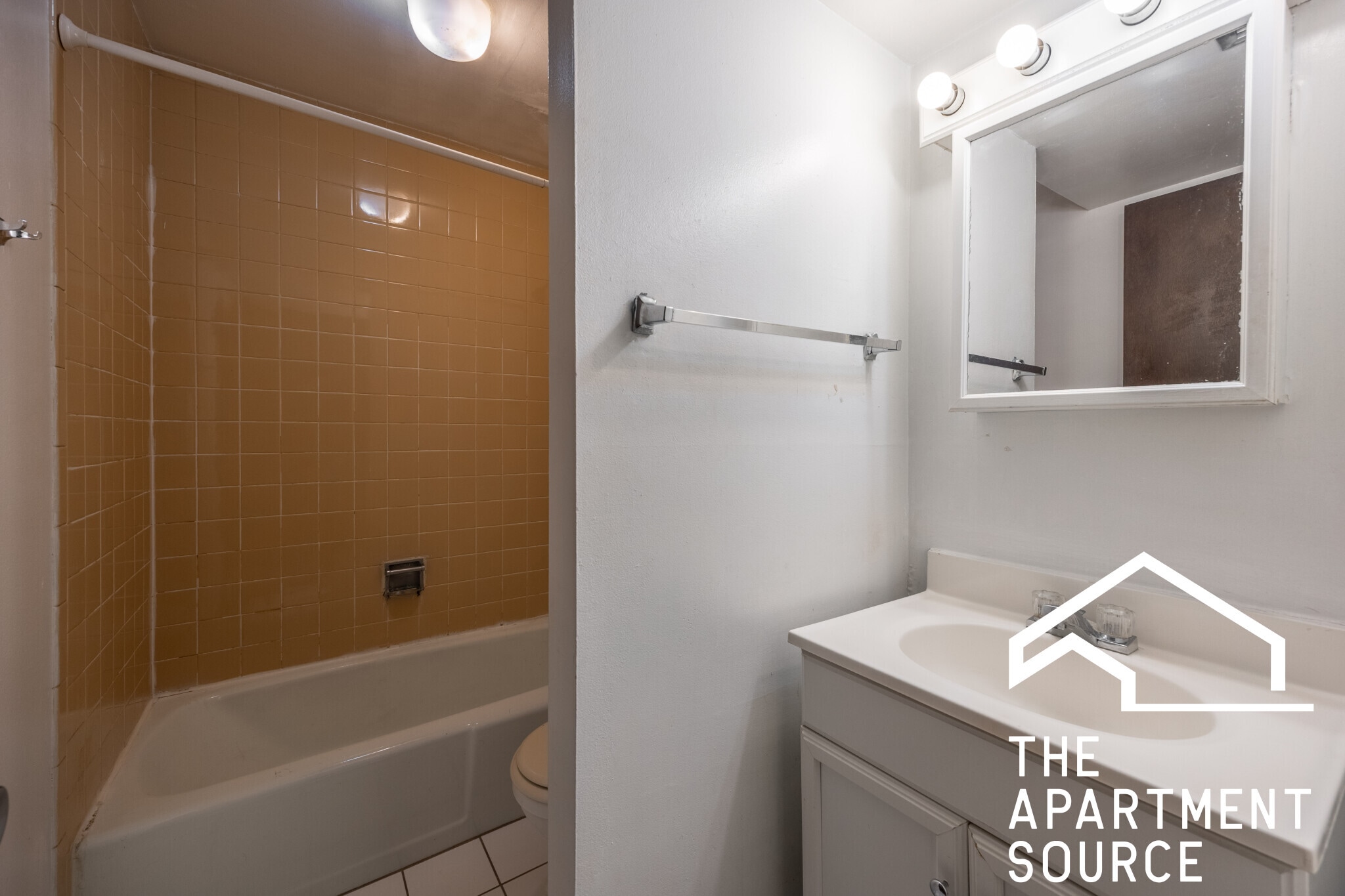 Building Photo - 1225 N La Salle Dr