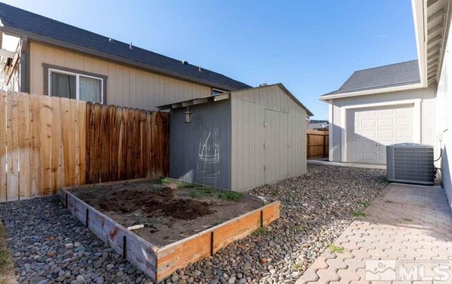 Building Photo - 971 Iris Ln
