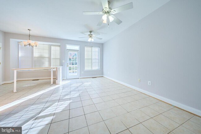Building Photo - 685 Springhouse Square SE