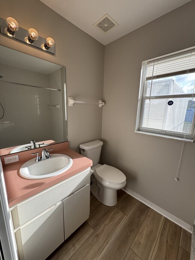 Building Photo - 5100 Mentmore Ave