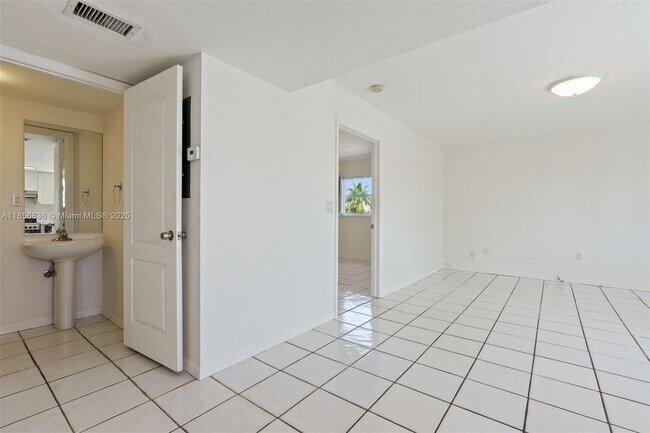 Building Photo - 3052 SW 27th Ave