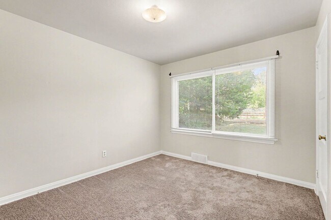 Building Photo - Great Home ready now Great Neighborhood!