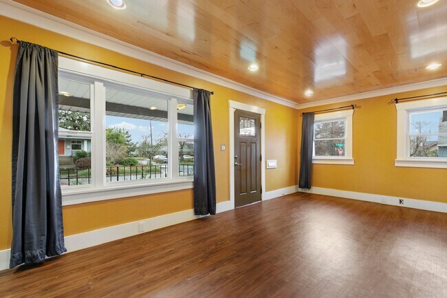 Building Photo - Classic Portland Bungalow