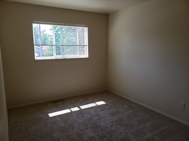 Building Photo - Nice 4 bedroom, 2 bath split level home