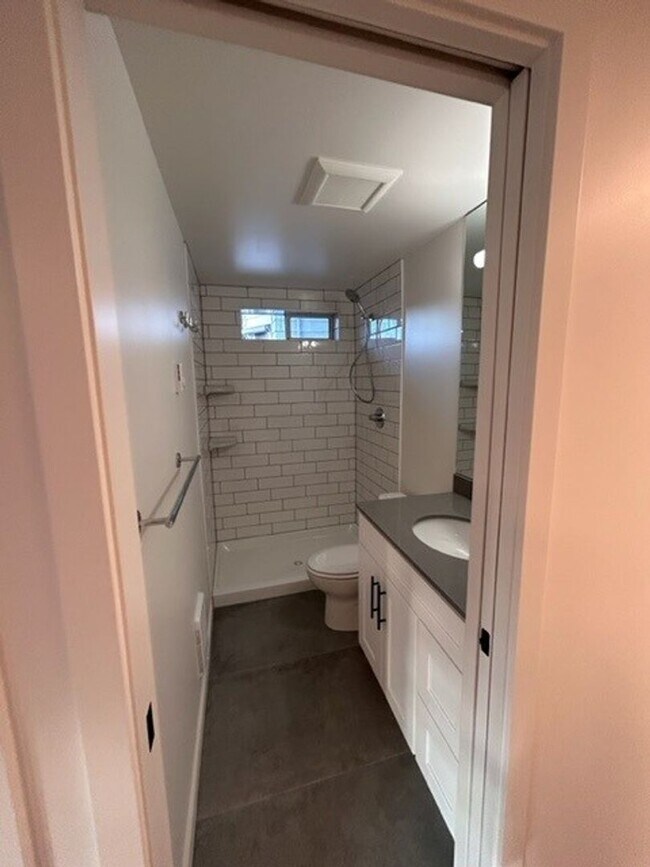 Building Photo - Completely Remodeled 2 BR/2 BA House available in the Central District