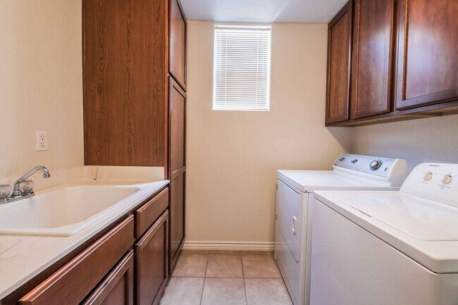 Building Photo - Stunning 3 Bedroom home in Anthem!