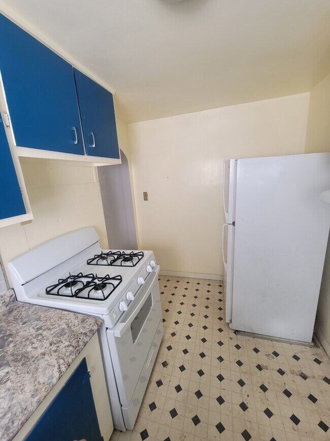 Building Photo - 2406 E 10th St