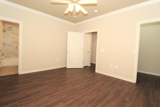 Building Photo - 2556 E Turtle Creek Dr