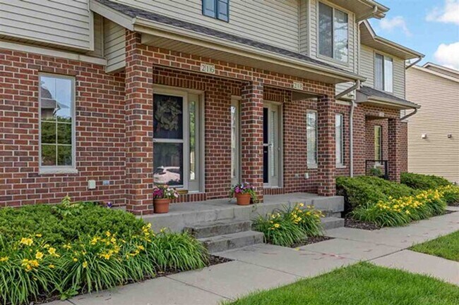 Building Photo - 2 Bedroom, 2-1/2 Bath Townhouse on Iowa City East Side!!