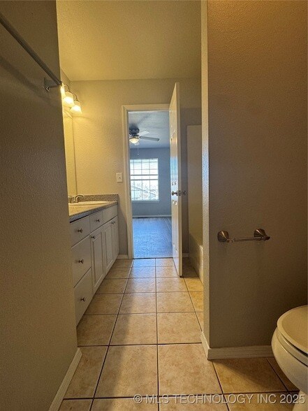 Building Photo - 14246 S Hickory St