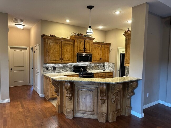 Building Photo - LEASE TODAY!!