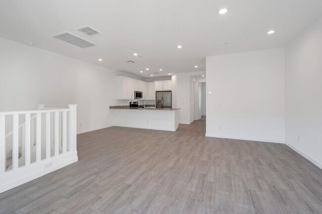 Building Photo - Like Brand New Luxurious Modern 3 Bedroom ...