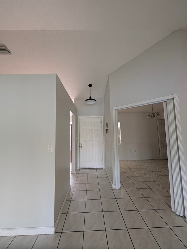Building Photo - 2711 San Remo Cir