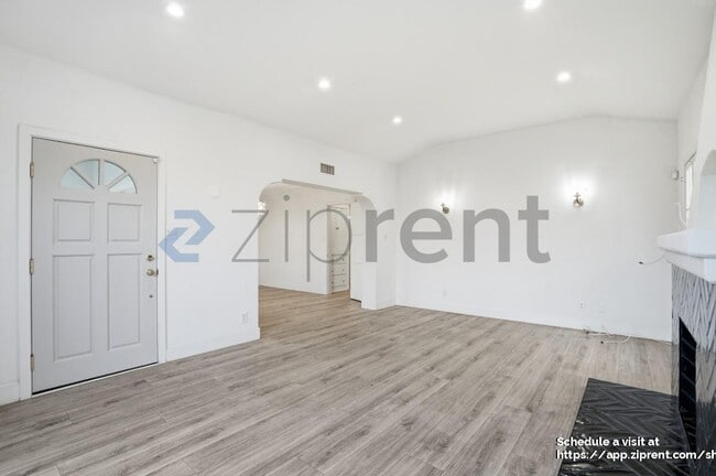 Building Photo - 1421 Stearns Dr