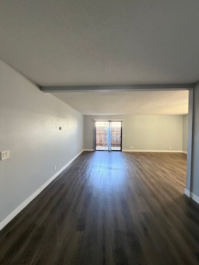 Building Photo - 1125 E Ventura St