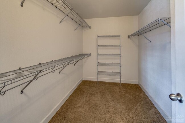Building Photo - Beautiful 3 Bed/2.5 Bath Two-Story Duplex ...