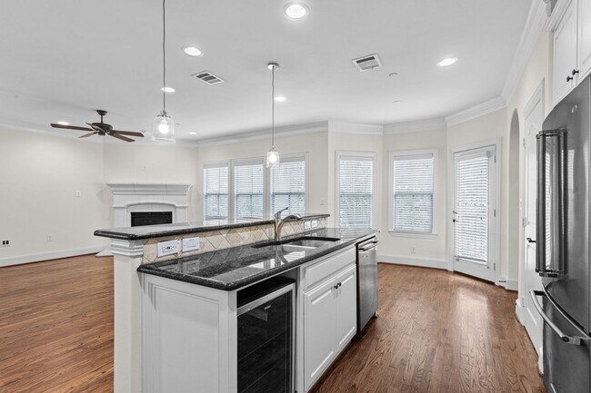Building Photo - Luxury Highland Park Living
