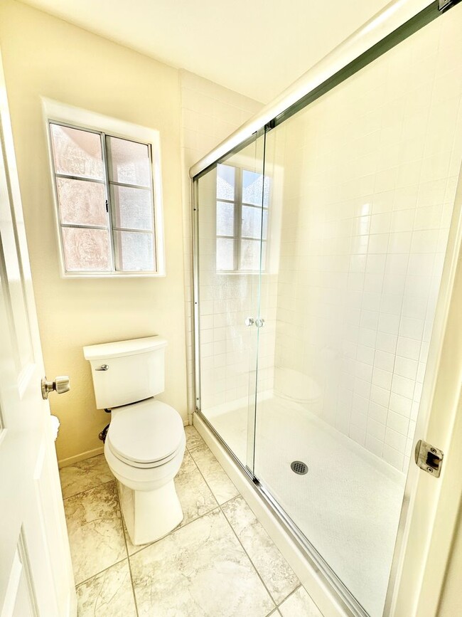 Building Photo - Beautiful Upstairs Condo Unit in the Priva...