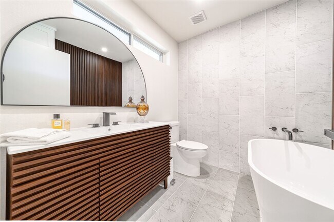 Building Photo - 5837 Clendenin Ave