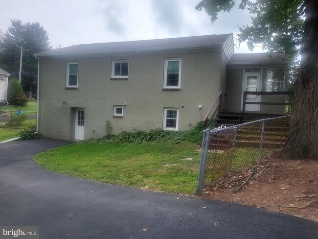 Building Photo - 474 State Rd