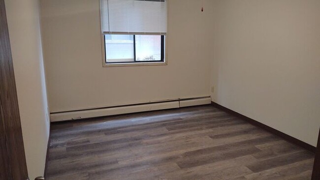 Building Photo - $1,095 | 3 Bedroom, 1 Bathroom Apartment |...