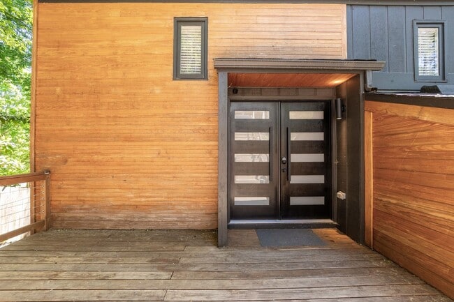 Building Photo - Ultra Modern Three Bedroom Home!