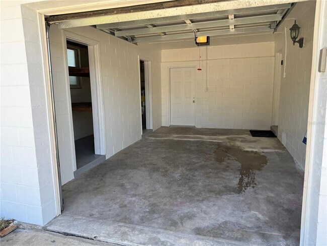 Building Photo - 15573 Bedford Cir E