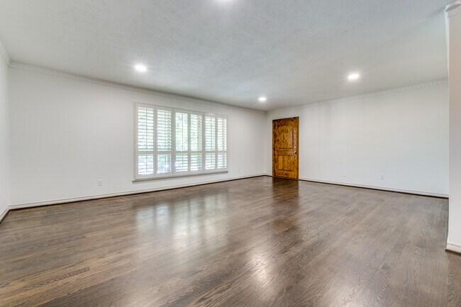 Building Photo - 8629 Edgemere Rd
