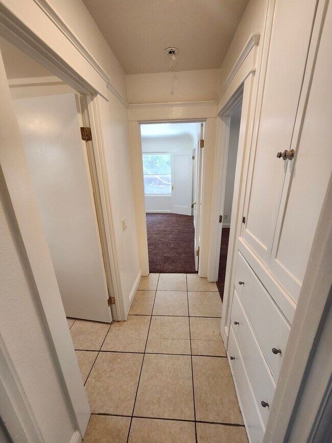 Building Photo - Charming Colonial-Style 2-Bedroom Home in Ontario