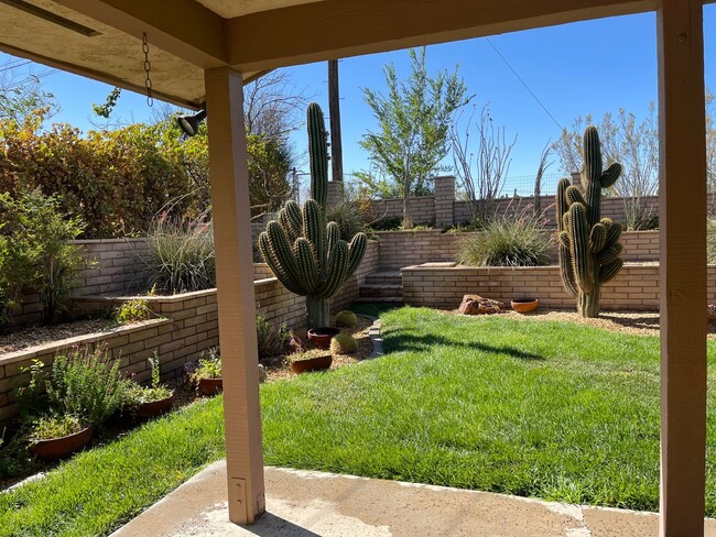 Building Photo - Victorville- Beautiful 3 Bedroom Home in G...