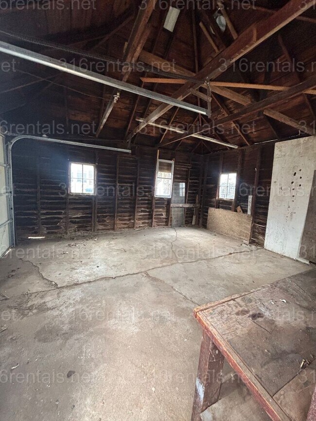 Building Photo - 3 bed 1 bath available NOW!