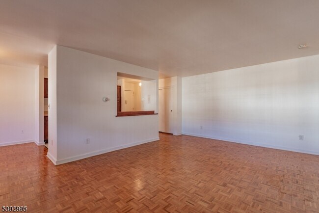 Building Photo - 135 S Maple Ave
