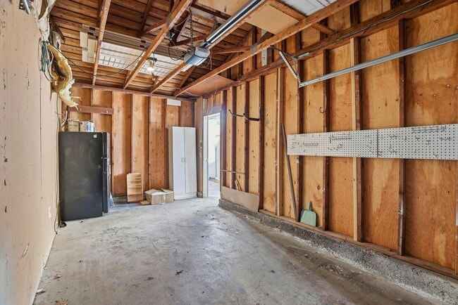 Building Photo - Freshly Renovated Single-Family Townhouse for Rent