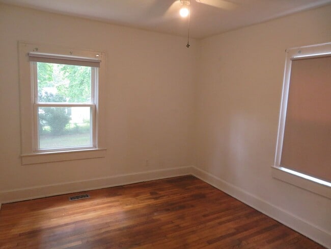 Building Photo - 815 Floral Ave
