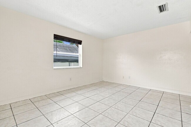 Building Photo - 872 NW 108th St