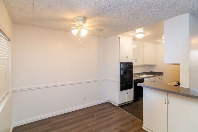 Building Photo - 8601 Balboa Blvd