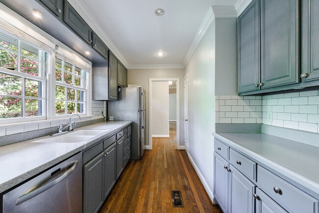 Building Photo - 2311 Pembrook Pl NE