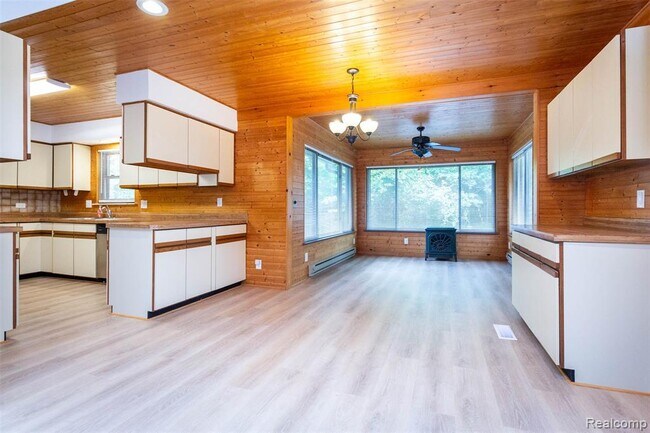 Building Photo - 7580 Thornwood St