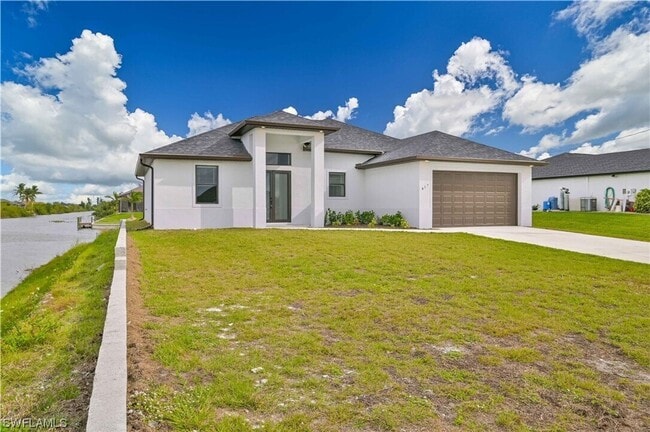 Primary Photo - Gorgeous custom built 3/2/1 water front si...