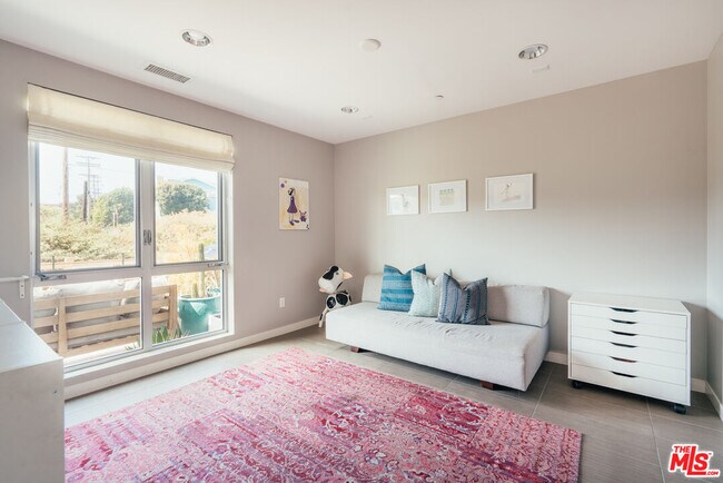 Building Photo - 310 Washington Blvd