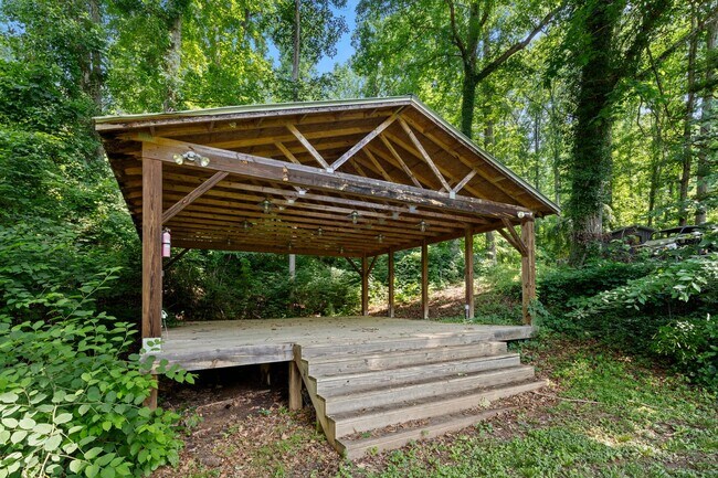 Building Photo - Spacious 6-Bedroom Furnished Home Near Asheville – Privacy, Comfort & Convenience!