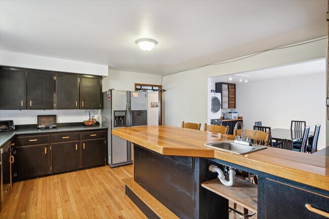 Building Photo - 5695 Hinkley Rd