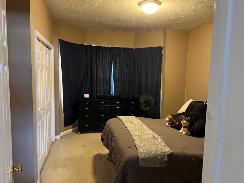 Building Photo - 27 Stonington St